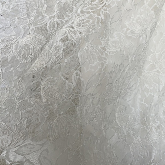 Wedding dress - Picture 3 of 10